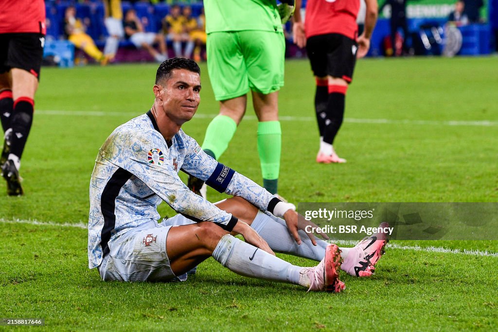 Ronaldo suýt bị CĐV đạp trúng mặt ngay trên SVĐ Euro- Ảnh 3.