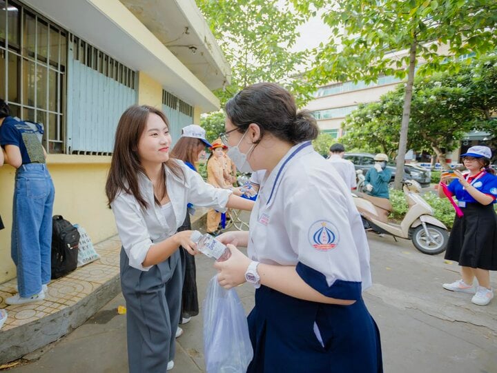 Phương Mỹ Chi giản dị đi phát nước, tiếp sức sĩ tử thi tốt nghiệp THPT 2024- Ảnh 3.