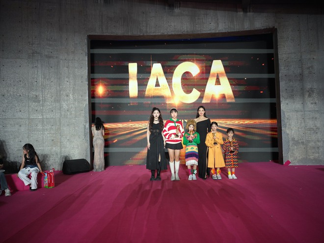 Mẫu nhí Việt Nam - Ella Bùi khuấy đảo show Gucci, lần đầu tiên xuất hiện trên Quảng trường Thời Đại ở Mỹ- Ảnh 7.