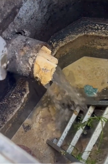 Thợ sửa ống nước tiết lộ sai lầm khi rửa bát, tưởng chừng vô hại nhưng có thể khiến gia chủ mất tiền oan- Ảnh 1.