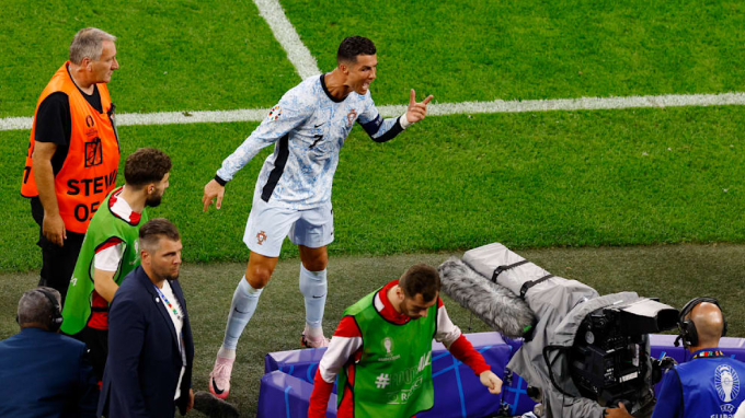 Ronaldo hét vào mặt trọng tài khi không được thổi phạt đền tại Euro 2024: “Tỉnh lại đi”- Ảnh 3.