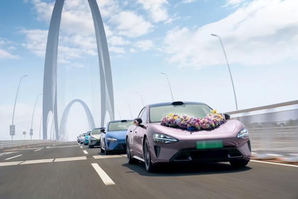 Chê Rolls-Royce và Bentley, cặp đôi này dùng Xiaomi SU7 làm xe hoa rước dâu: Dù không sang nhưng ai cũng phải ngước nhìn- Ảnh 1.