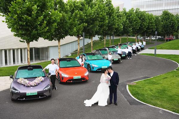Chê Rolls-Royce và Bentley, cặp đôi này dùng Xiaomi SU7 làm xe hoa rước dâu: Dù không sang nhưng ai cũng phải ngước nhìn- Ảnh 4.