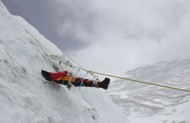 Chiến dịch dọn dẹp ngăn Everest biến thành nghĩa địa- Ảnh 1.