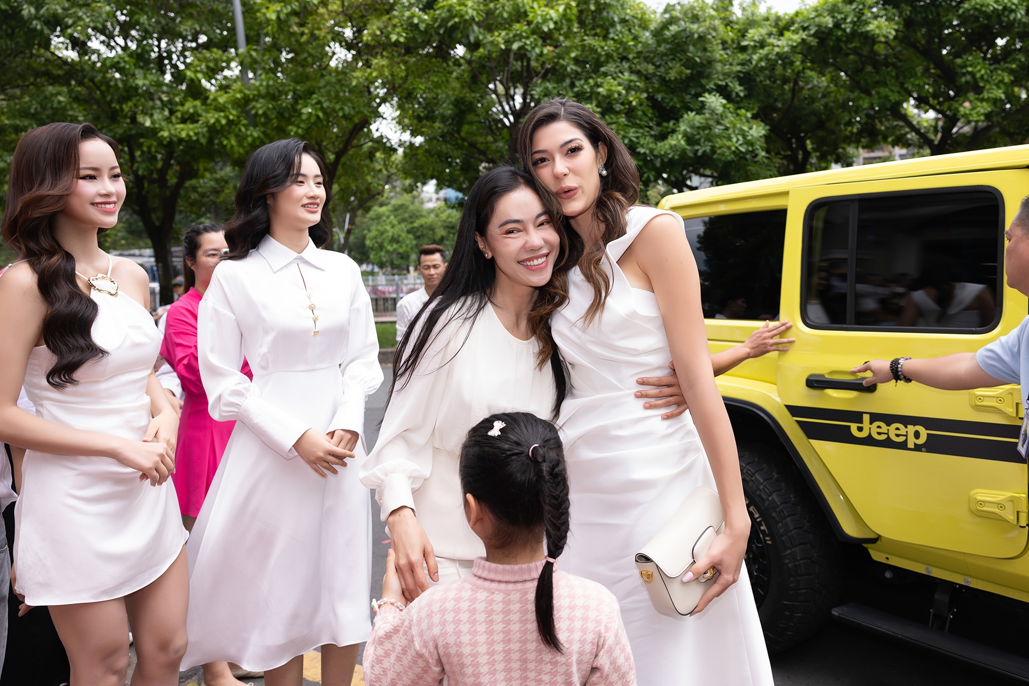 "Bà trùm" Hoa hậu huy động dàn xe sang đưa đón tổ chức Miss World trong chuyến công tác tại Việt Nam