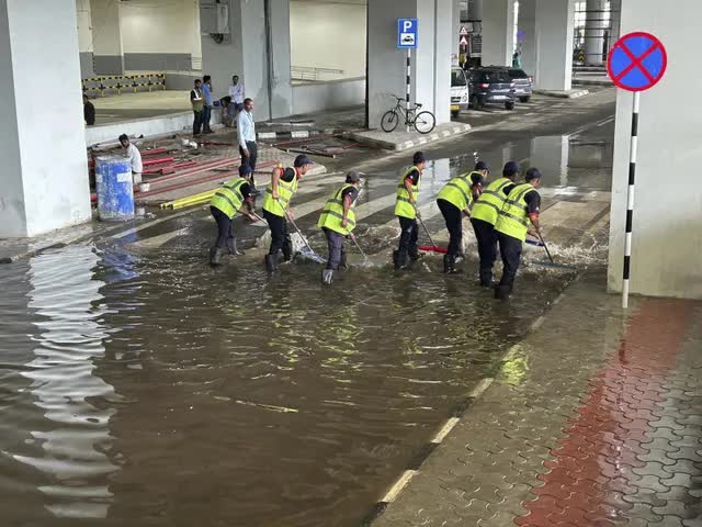 Thủ đô New Delhi (Ấn Độ) chìm trong biển nước sau trận mưa kỷ lục- Ảnh 1.