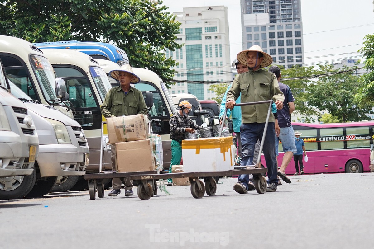 Người lao động vật vã mưu sinh dưới cái nắng như rang, mặt đường hơn 50 độ C ở Hà Nội- Ảnh 7.