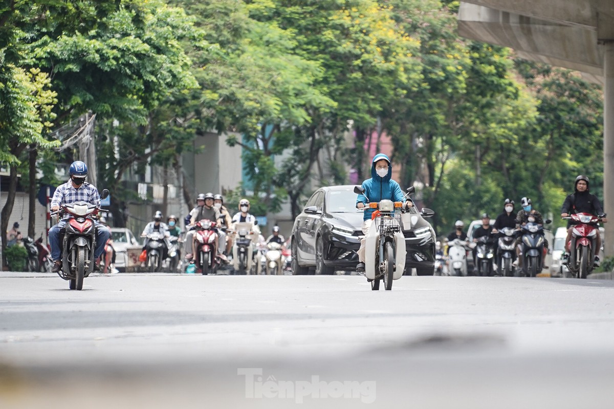 Người lao động vật vã mưu sinh dưới cái nắng như rang, mặt đường hơn 50 độ C ở Hà Nội- Ảnh 1.