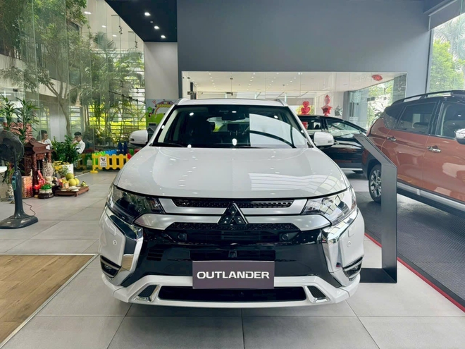 Đại lý xả kho lô Mitsubishi Outlander 2023 cuối cùng: Giảm tới 140 triệu đồng nhưng chỉ áp dụng cho phiên bản này- Ảnh 2.