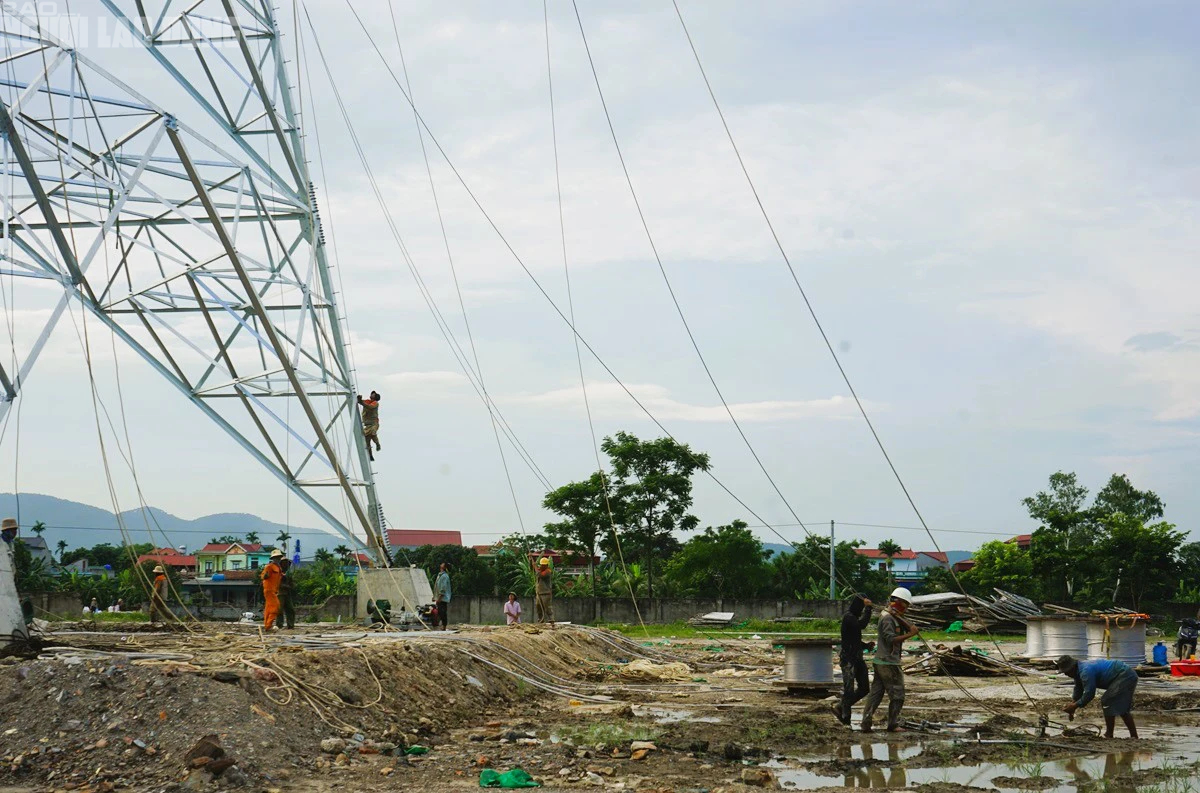 Người lao động đẫm mồ hôi trên công trường đường dây 500 kV- Ảnh 8.