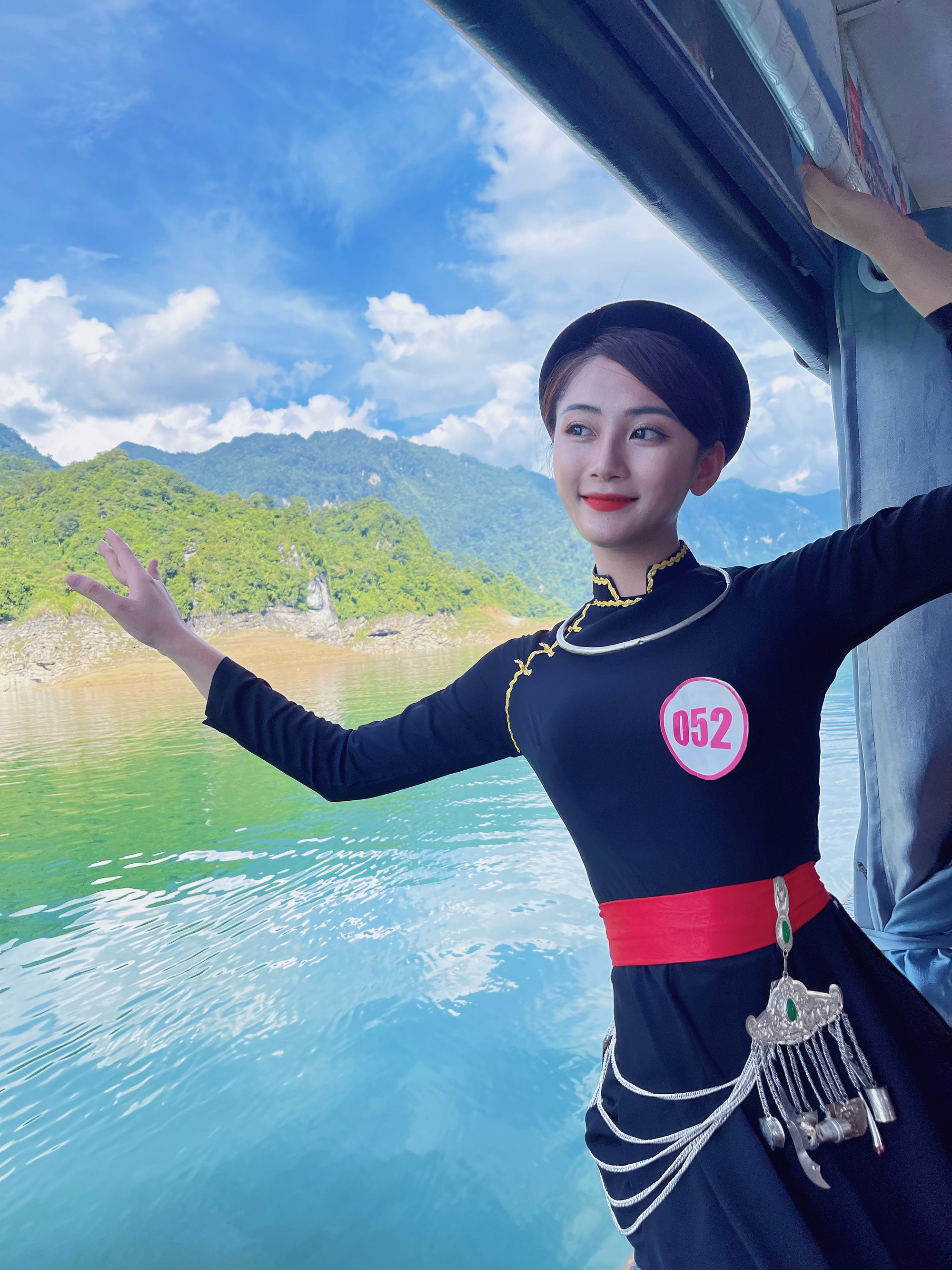 Nhan sắc ngọt ngào của nữ sinh người Tày đăng quang Á khôi cuộc thi Hoa khôi Áo dài Việt Nam 2024