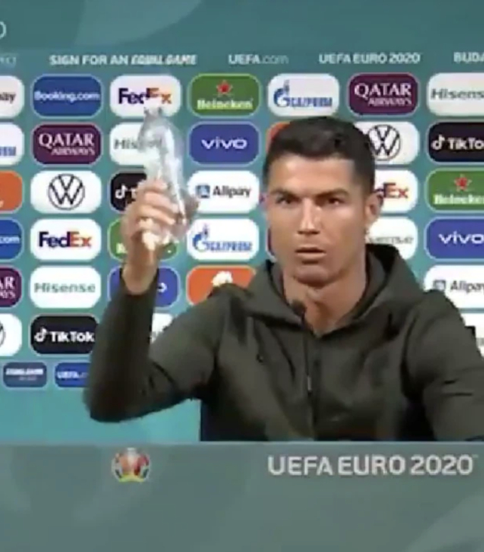 Khoảnh khắc chấn động tại Euro: Ronaldo có hành động phũ phàng khiến nhà tài trợ bốc hơi 93 nghìn tỷ- Ảnh 2.