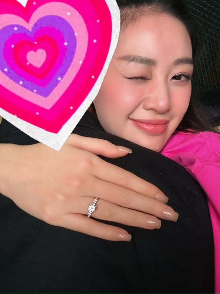 HOT: Hoa hậu Khánh Vân xác nhận được cầu hôn, chồng sắp cưới từng ly hôn và có con riêng?- Ảnh 1.