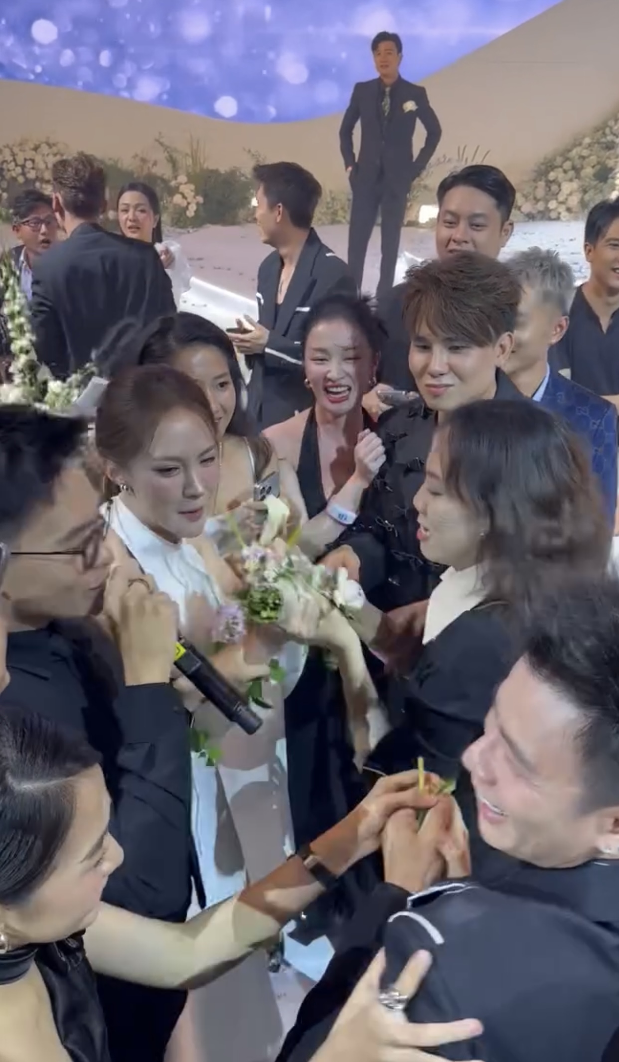 2 khách mời lao vào tranh giành hoa cưới đến tả tơi trong đám cưới của Midu gây tranh cãi- Ảnh 1.