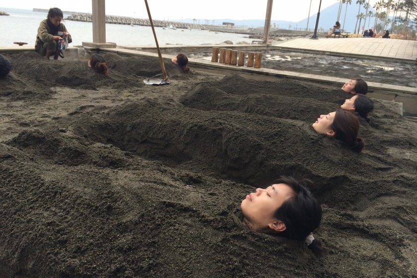 Độc lạ Onsen bằng cát nóng ở Nhật Bản- Ảnh 1.