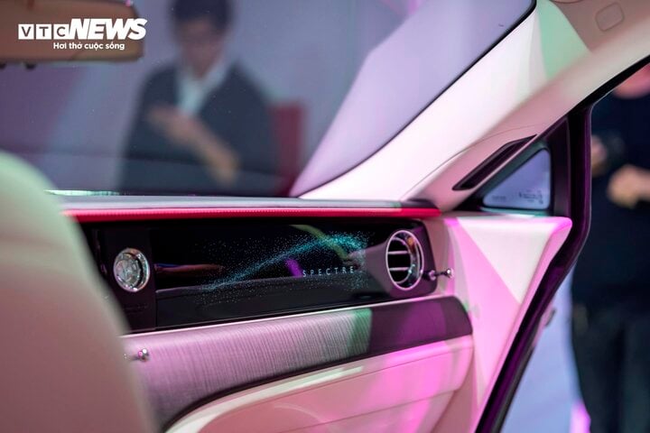 Lộ diện đại gia Việt đầu tiên nhận xe siêu sang thuần điện Rolls-Royce Spectre- Ảnh 7.