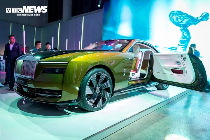 Lộ diện đại gia Việt đầu tiên nhận xe siêu sang thuần điện Rolls-Royce Spectre- Ảnh 8.