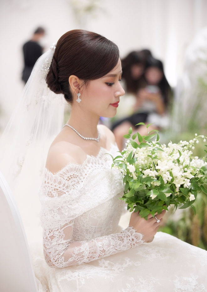5 chi tiết đậm mùi hào môn trong đám cưới Midu: Màn cắt bánh 