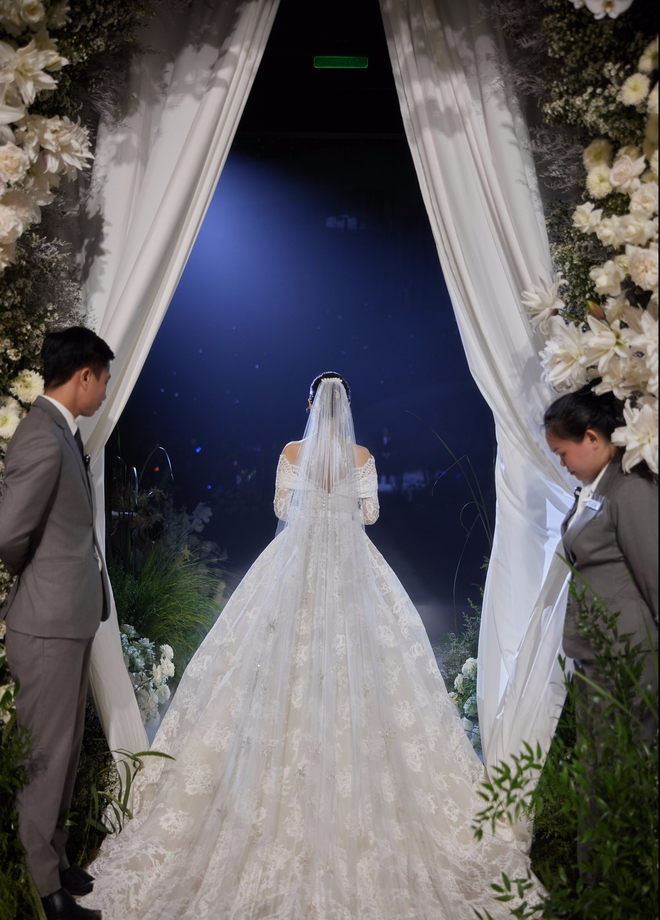 Cô dâu Midu thay tới 4 bộ váy lộng lẫy thì chú rể Minh Đạt cũng có hẳn 2 bộ lễ phục, đứng cạnh nhau mà visual tràn màn hình- Ảnh 8.