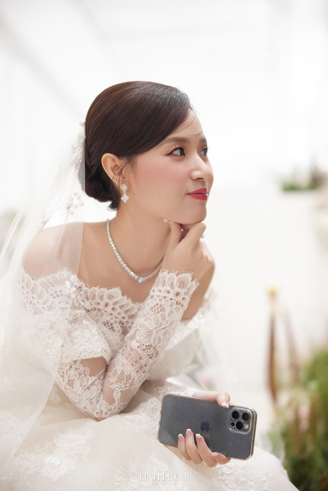 5 chi tiết đậm mùi hào môn trong đám cưới Midu: Màn cắt bánh 