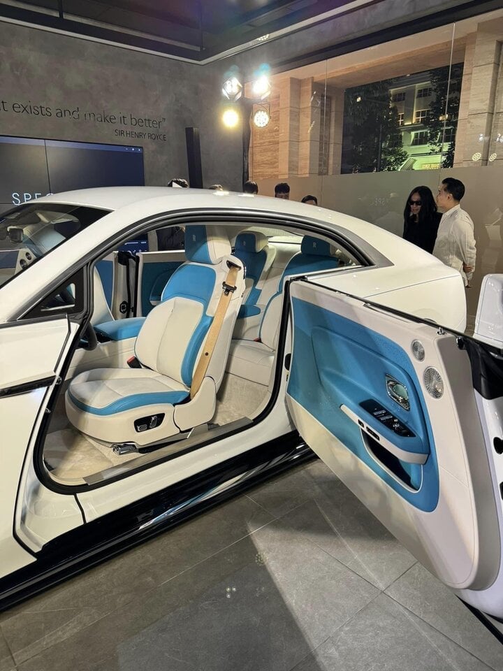 Lộ diện đại gia Việt đầu tiên nhận xe siêu sang thuần điện Rolls-Royce Spectre- Ảnh 2.