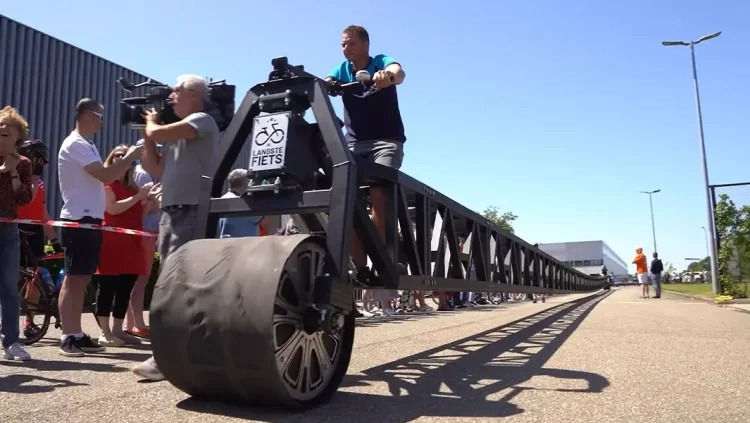 Quái vật kim loại dài 55 mét: Xe đạp dài nhất thế giới phá vỡ kỷ lục Guinness- Ảnh 1.