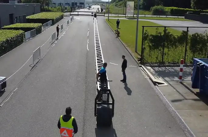 Quái vật kim loại dài 55 mét: Xe đạp dài nhất thế giới phá vỡ kỷ lục Guinness- Ảnh 2.