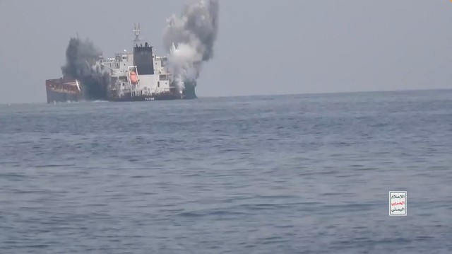 Tàu MV Tutor bị tấn công ở biển Đỏ hôm 12-6 Ảnh: REUTERS