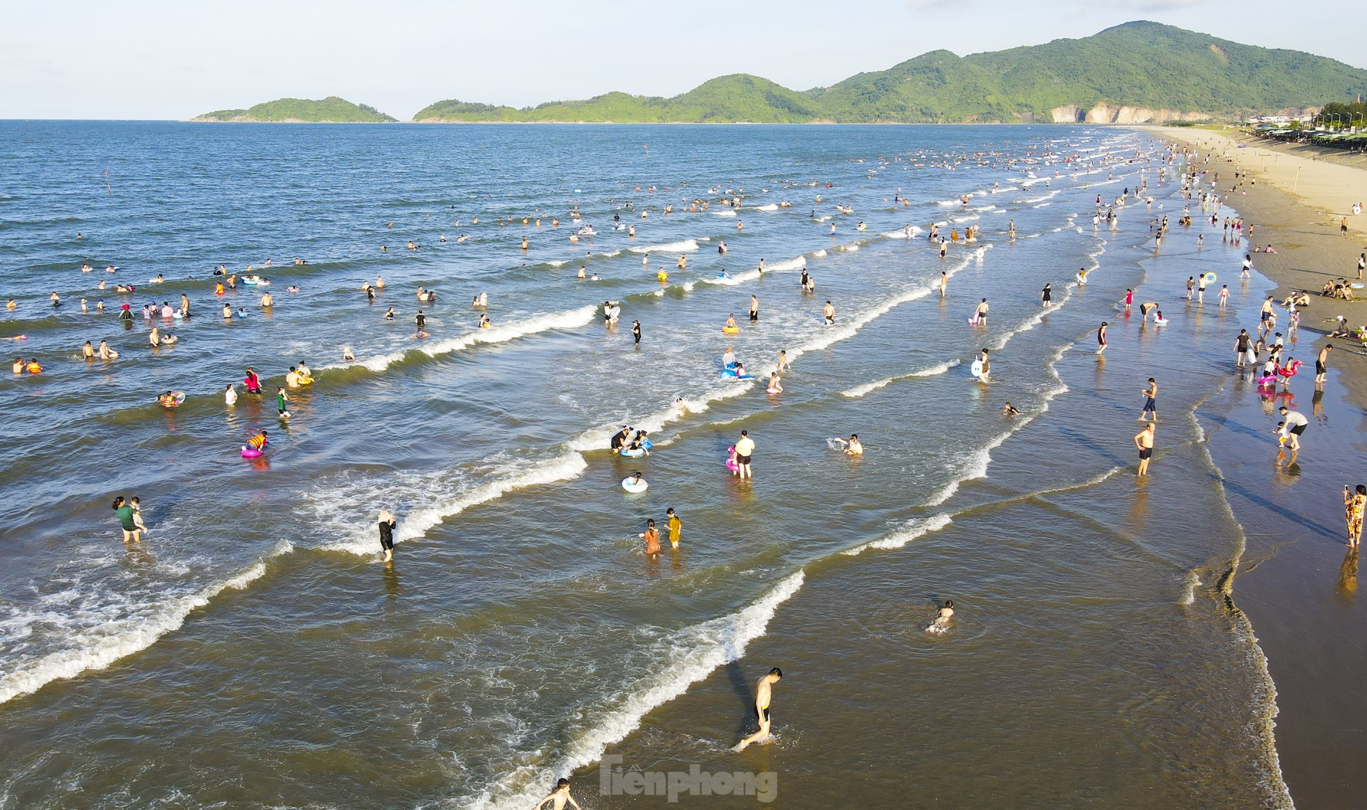 Nắng nóng, du khách đổ về biển Hà Tĩnh 'giải nhiệt'- Ảnh 1.
