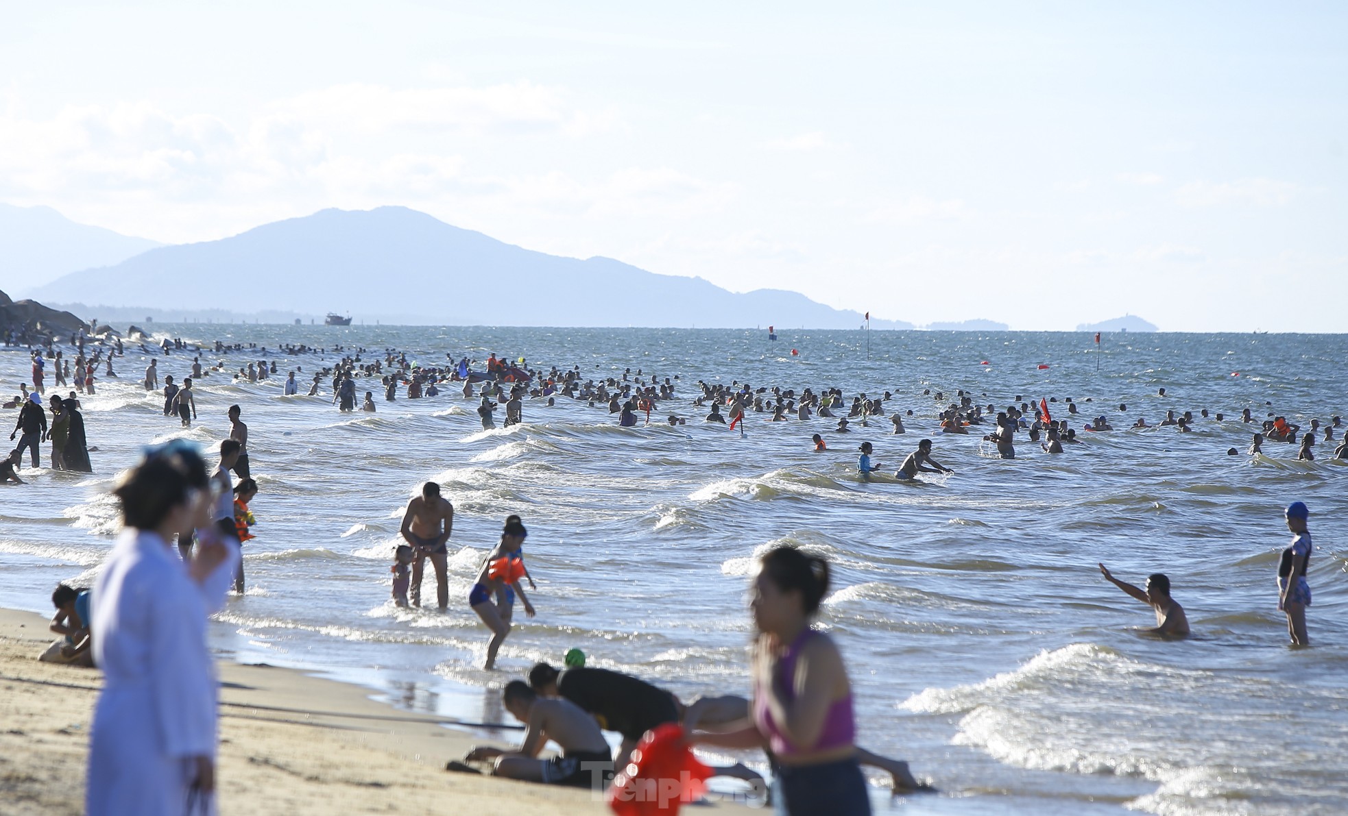 Nắng nóng, du khách đổ về biển Hà Tĩnh 'giải nhiệt'- Ảnh 12.