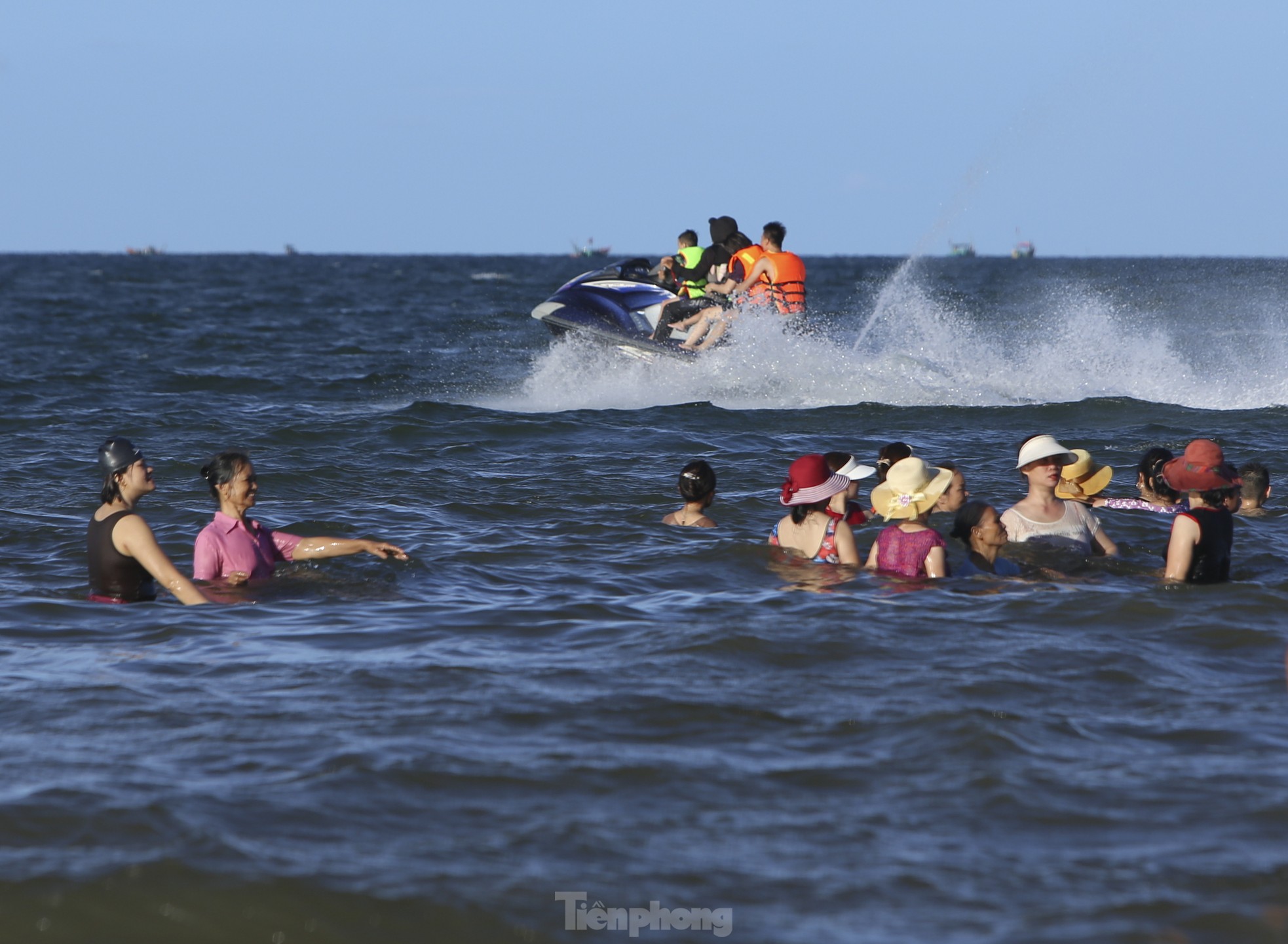 Nắng nóng, du khách đổ về biển Hà Tĩnh 'giải nhiệt'- Ảnh 13.