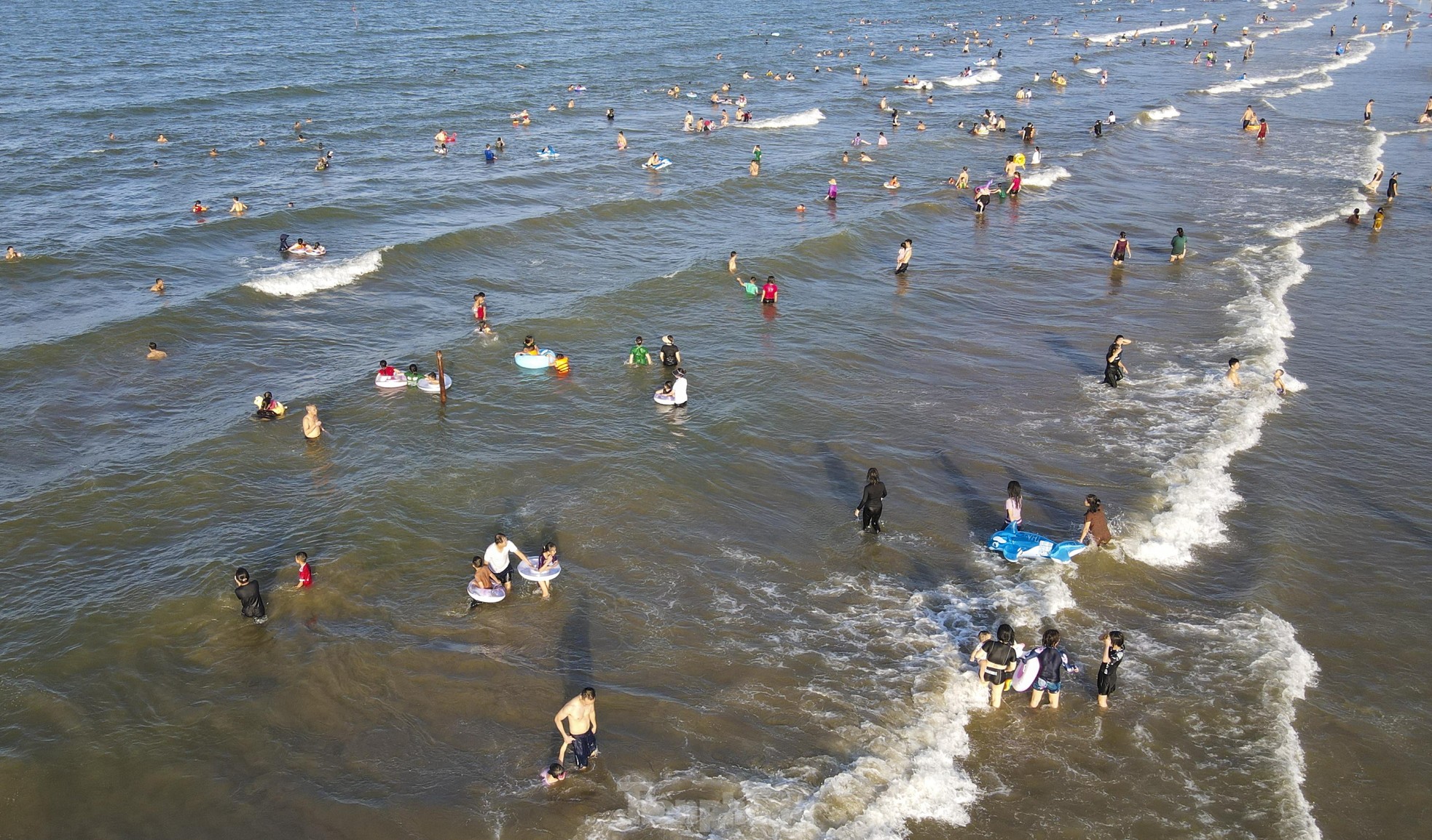 Nắng nóng, du khách đổ về biển Hà Tĩnh 'giải nhiệt'- Ảnh 5.