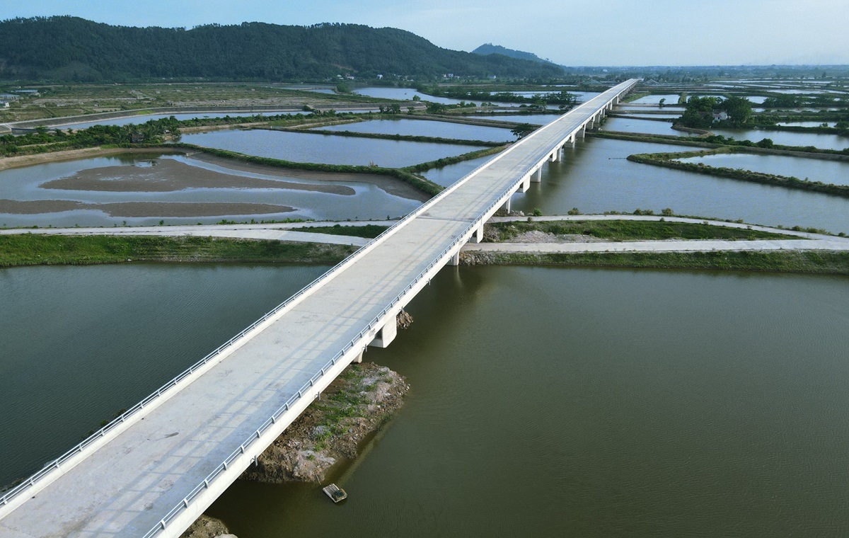 Ngắm cầu vượt dài nhất tuyến đường ven biển Thanh Hóa- Ảnh 2.