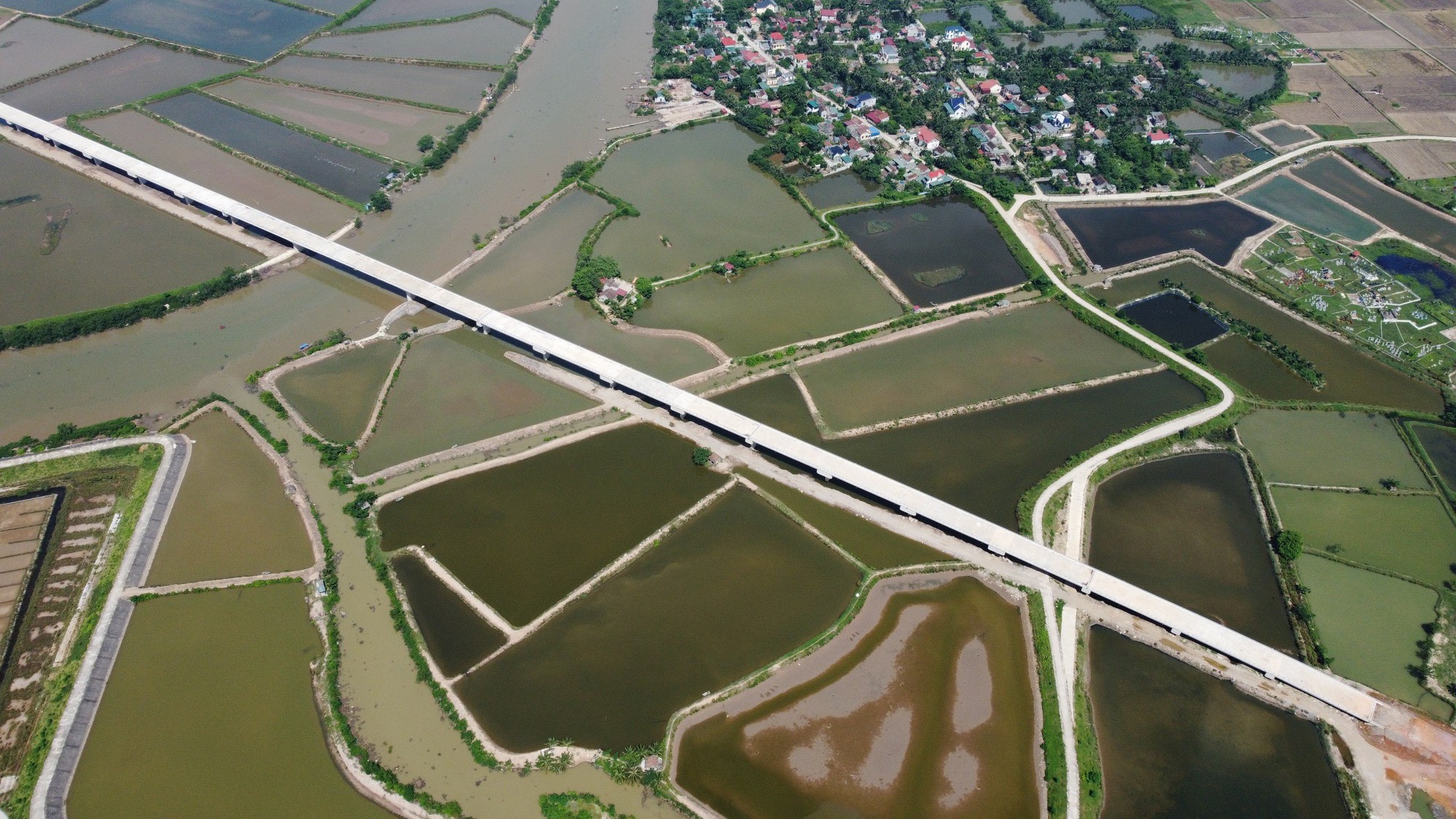 Ngắm cầu vượt dài nhất tuyến đường ven biển Thanh Hóa- Ảnh 13.