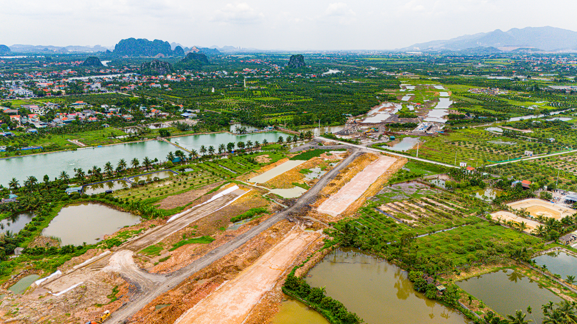 Toàn cảnh tuyến đường 9.400 tỷ đang xây dựng, rộng 10 làn xe, sẽ kết nối 3 thành phố của tỉnh Quảng Ninh- Ảnh 1.