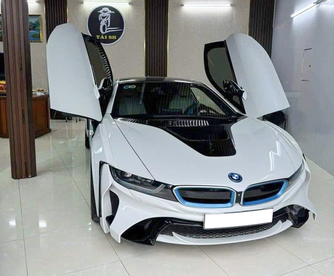 Hàng 'hot' một thời BMW i8 giá chỉ còn chưa đến 3 tỷ: Đã độ nhiều chi tiết, người bán cam kết 'bốn không'- Ảnh 1.