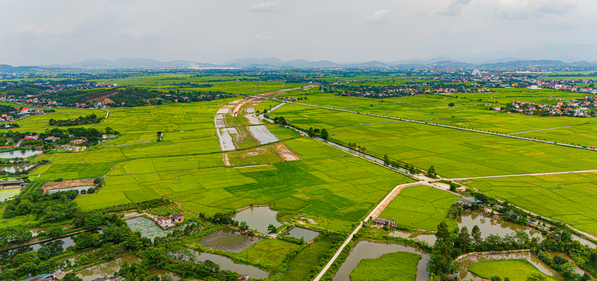 Toàn cảnh tuyến đường 9.400 tỷ đang xây dựng, rộng 10 làn xe, sẽ kết nối 3 thành phố của tỉnh Quảng Ninh- Ảnh 6.