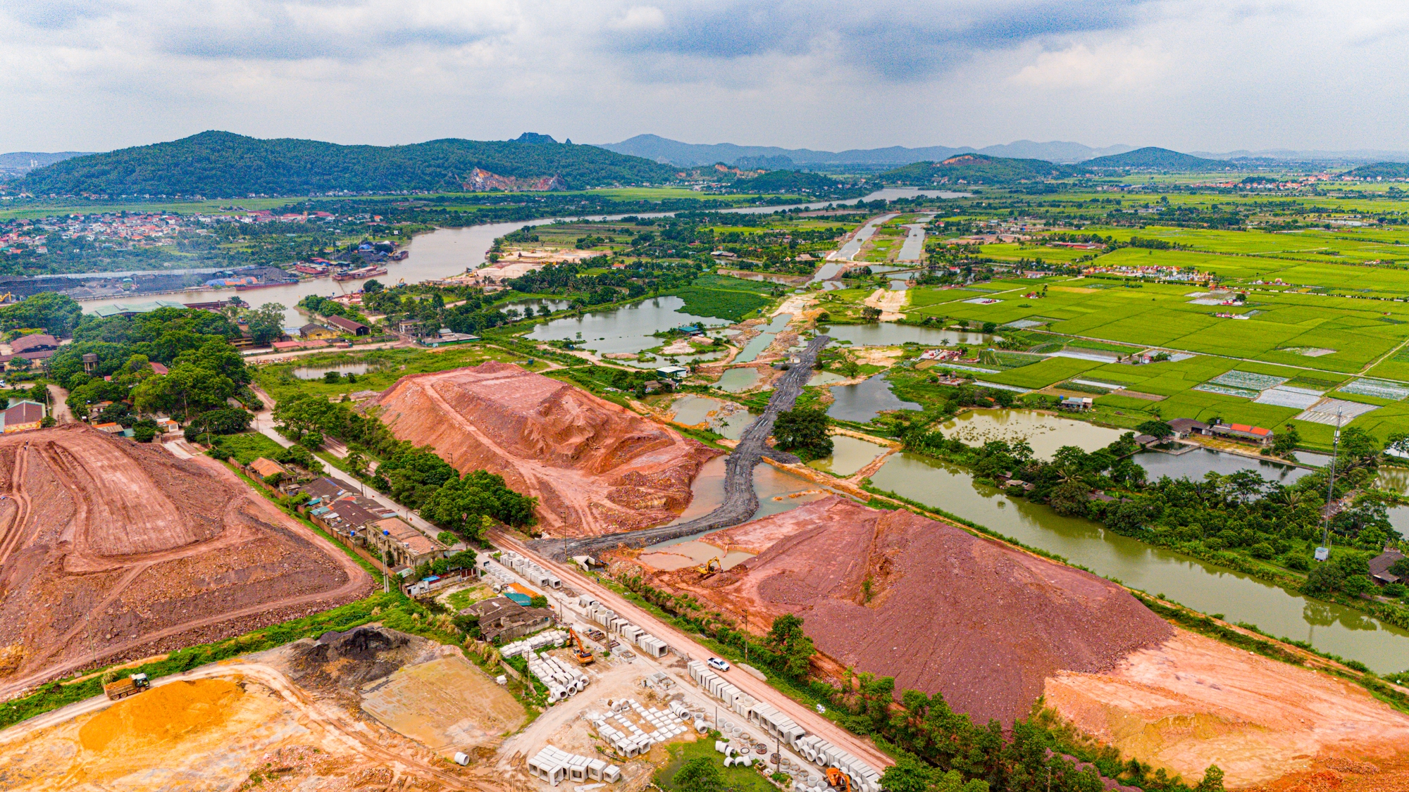 Toàn cảnh tuyến đường 9.400 tỷ đang xây dựng, rộng 10 làn xe, sẽ kết nối 3 thành phố của tỉnh Quảng Ninh- Ảnh 7.