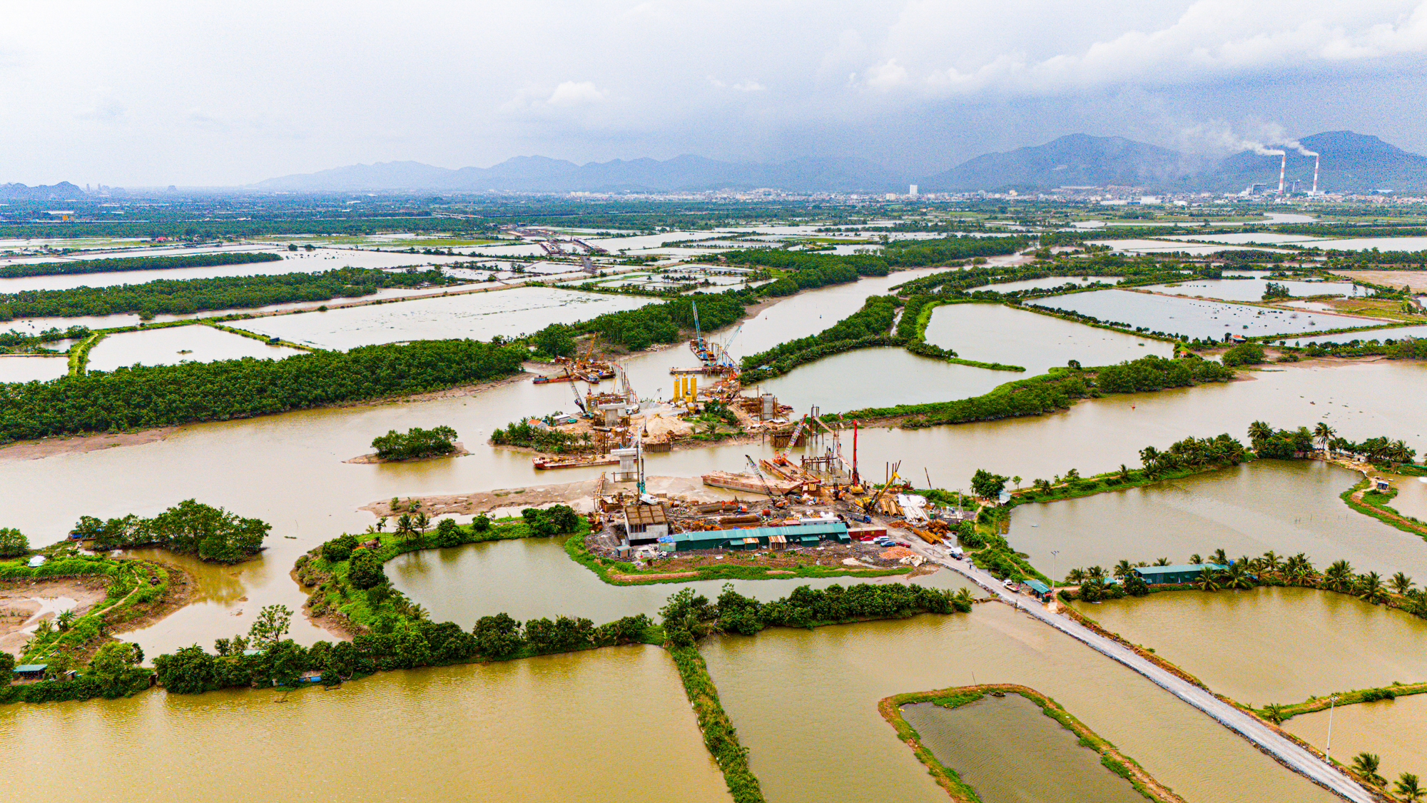 Toàn cảnh tuyến đường 9.400 tỷ đang xây dựng, rộng 10 làn xe, sẽ kết nối 3 thành phố của tỉnh Quảng Ninh- Ảnh 9.
