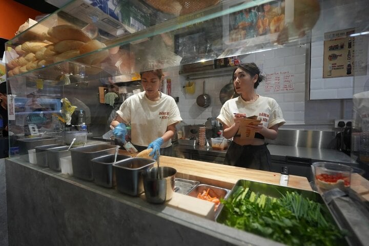 Tiệm bánh mì Việt gây sốt ở Hong Kong- Ảnh 2.
