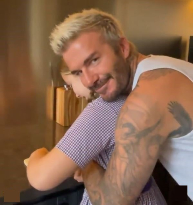 Momentos en los que David Beckham fue criticado por tener demasiada intimidad con las chicas: Besos en los labios, abrazos por detrás, manos en posiciones sensibles - Foto 10.