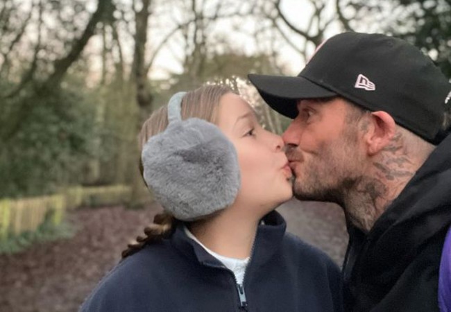 Momentos en los que David Beckham fue criticado por tener demasiada intimidad con las chicas: Besos en los labios, abrazos por detrás, manos en posiciones sensibles - Foto 4.