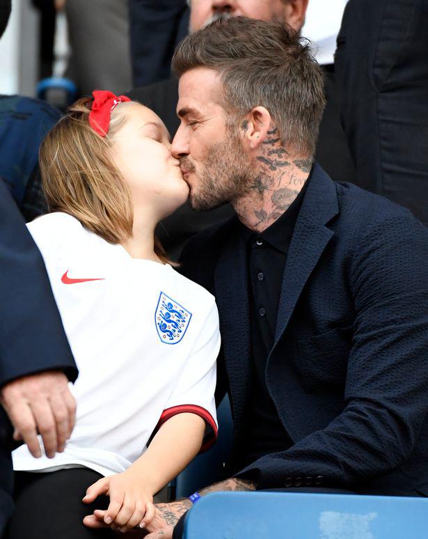 Momentos en los que David Beckham fue criticado por tener demasiada intimidad con las chicas: Besos en los labios, abrazos por detrás, manos en posiciones sensibles - Foto 7.