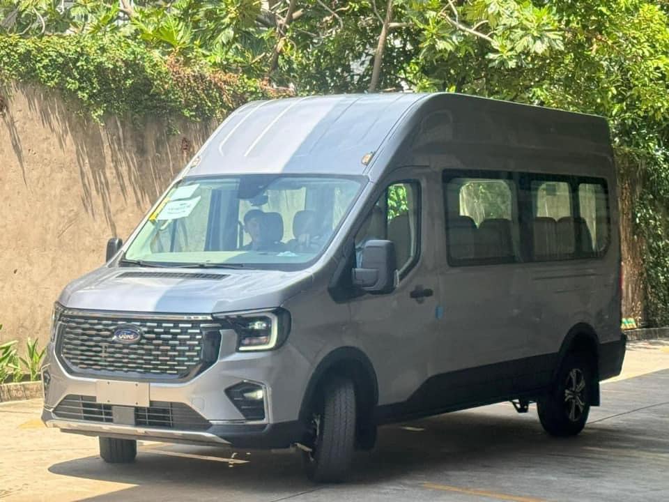 Ảnh thực tế nội, ngoại thất Ford Transit 2024 sắp ra mắt Việt Nam: Đèn kiểu Everest, bên trong xịn sò, màn hình kép như Mercedes- Ảnh 2.