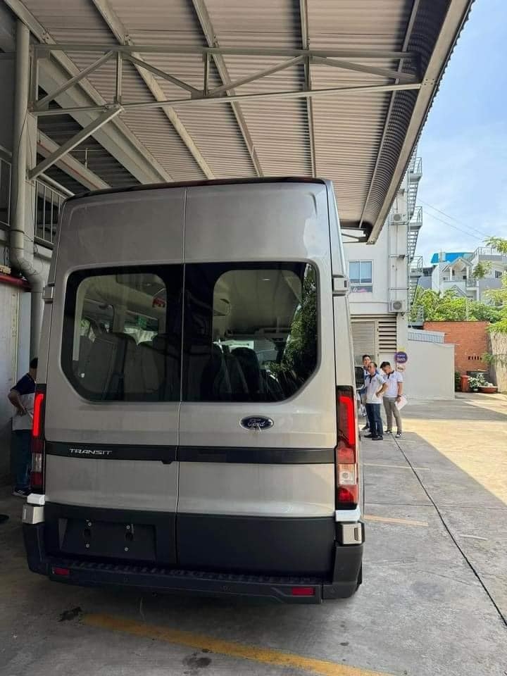 Ảnh thực tế nội, ngoại thất Ford Transit 2024 sắp ra mắt Việt Nam: Đèn kiểu Everest, bên trong xịn sò, màn hình kép như Mercedes- Ảnh 4.