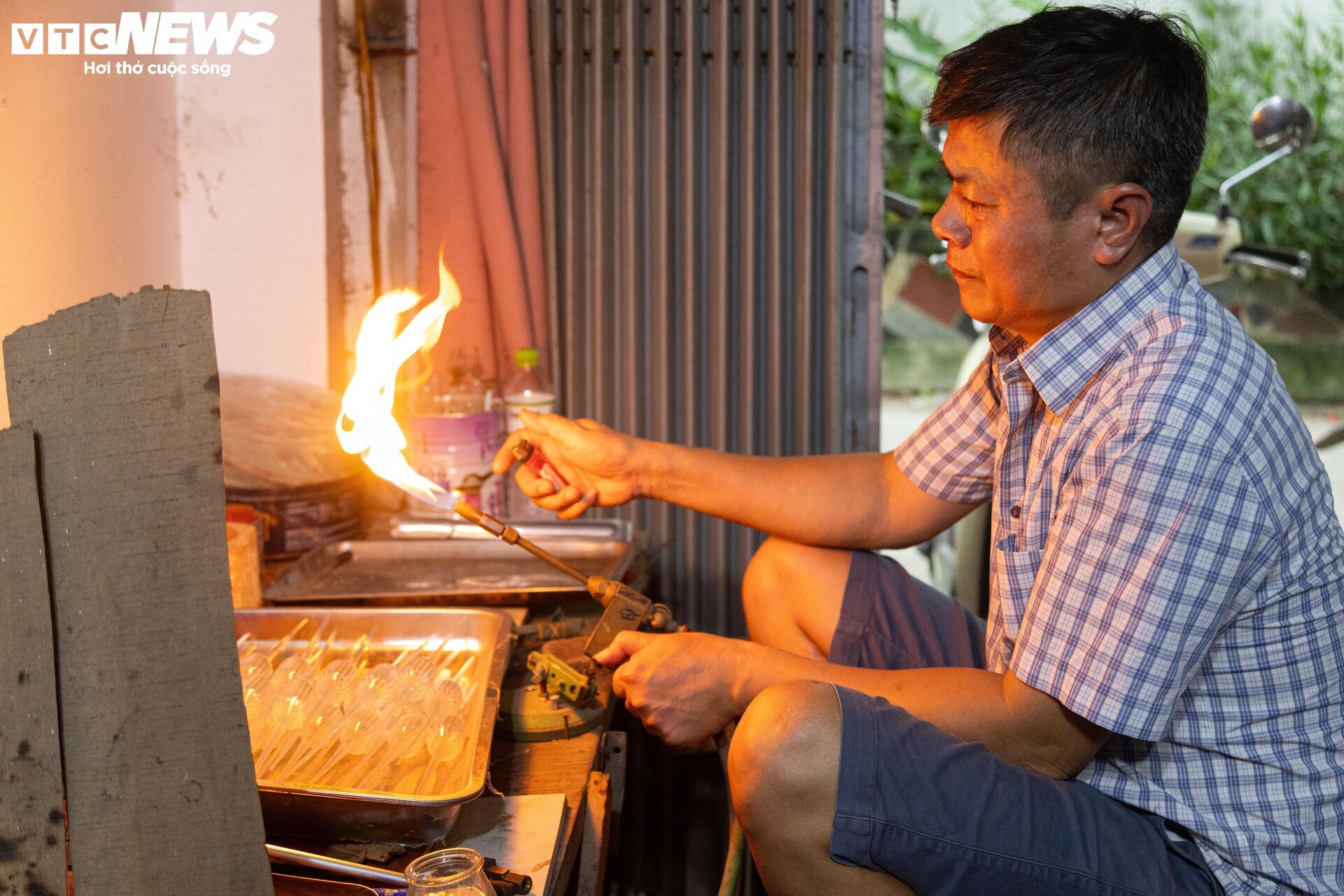 Nghề mưu sinh độc đáo ở Hà Nội: 'Ôm' lò lửa giữa nắng nóng để 'thổi' ra tiền- Ảnh 2.
