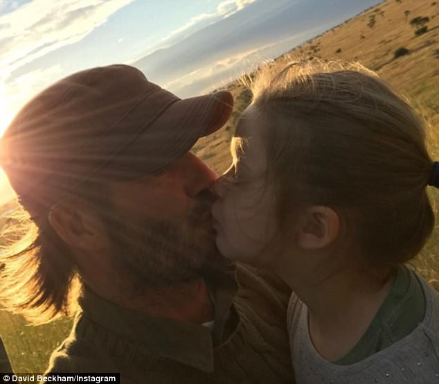 Momentos en los que David Beckham fue criticado por tener demasiada intimidad con las chicas: Besos en los labios, abrazos por detrás, manos en posiciones sensibles - Foto 8.