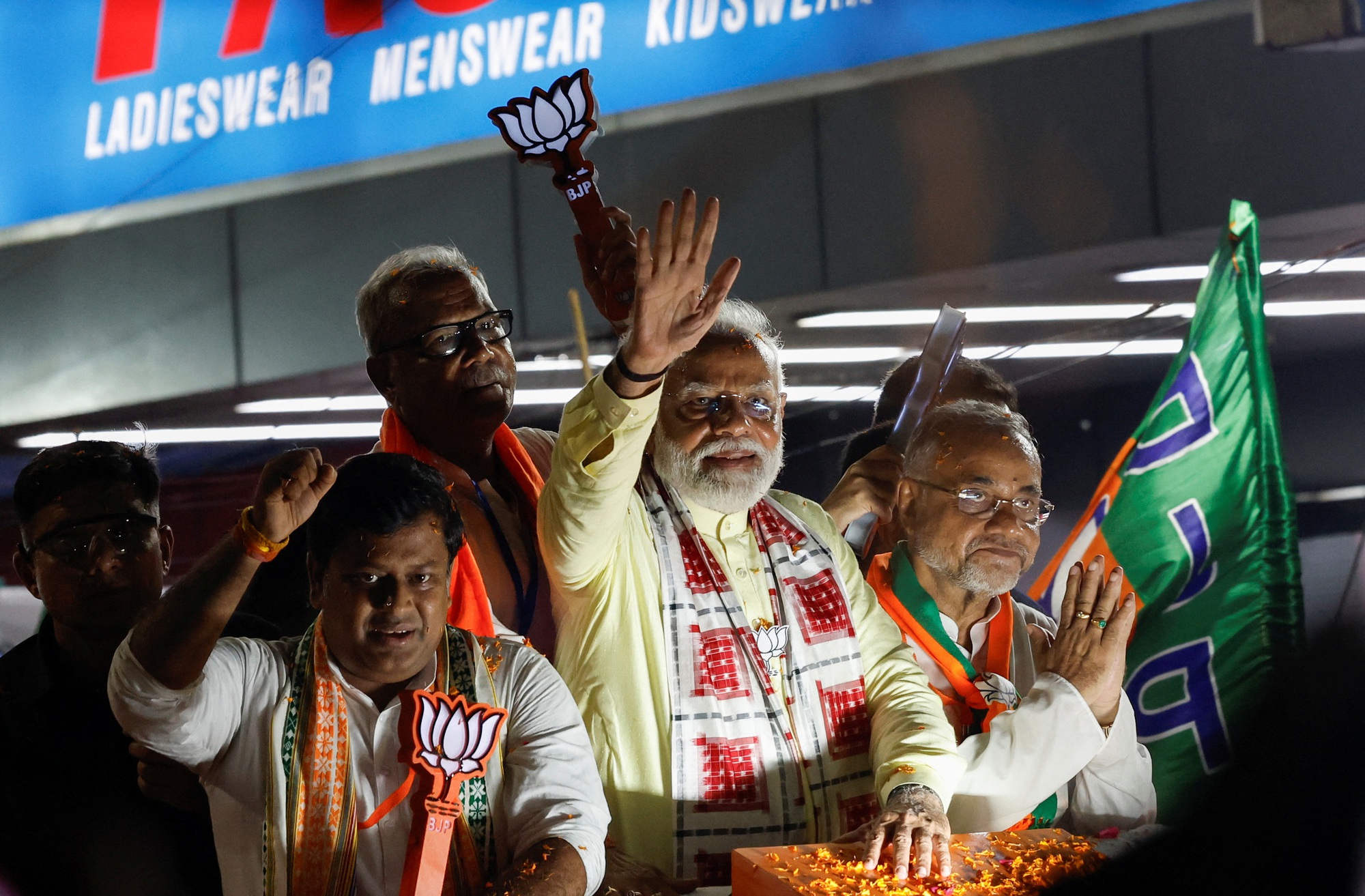 Áp phích của Thủ tướng Narendra Modi tại trụ sở của Đảng Nhân dân Ấn Độ ở TP Gandhinagar, bang Gujarat hôm 4-6 Ảnh: REUTERS