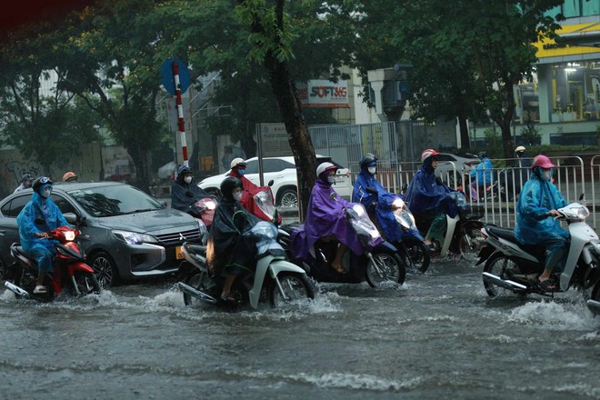 Ngay lúc này tại Hà Nội: Nhiều tuyến đường đã ngập rất nặng, xe chết máy la liệt- Ảnh 14.