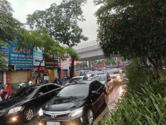 Ngay lúc này tại Hà Nội: Mưa lớn sấm chớp giật đùng đùng, người dân vừa đi đường vừa lo lắng- Ảnh 5.